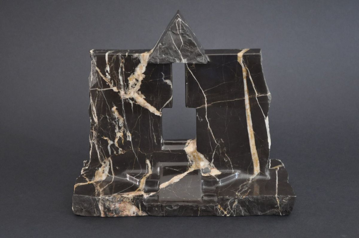 The gate 2 / Black marble