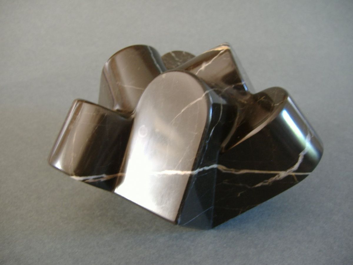 Calm 22 / Black marble